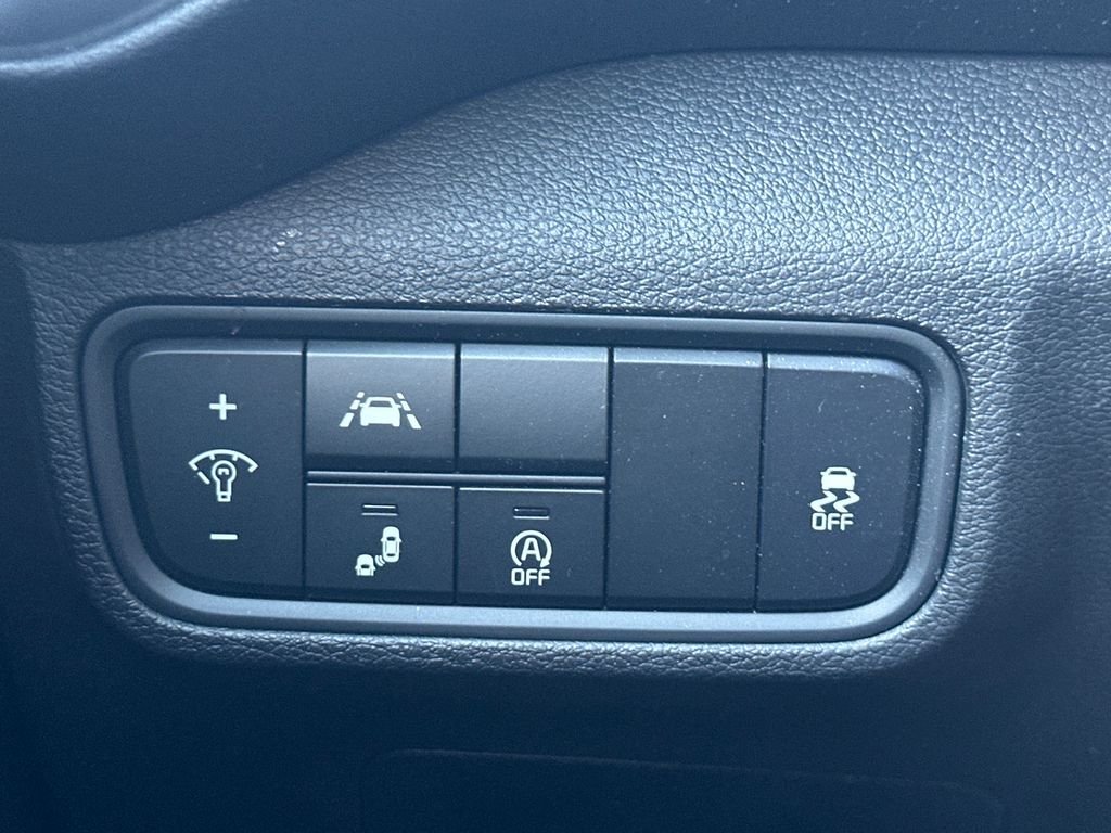 Used 2021 White Kia S image 17