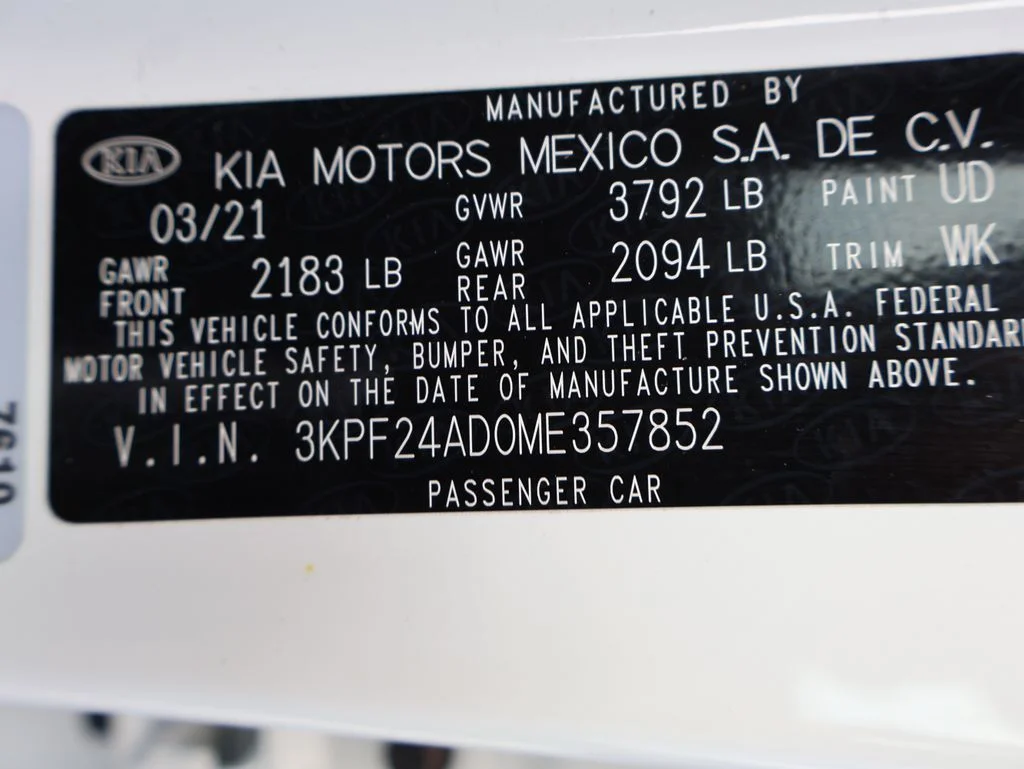 Used 2021 White Kia LXS image 35