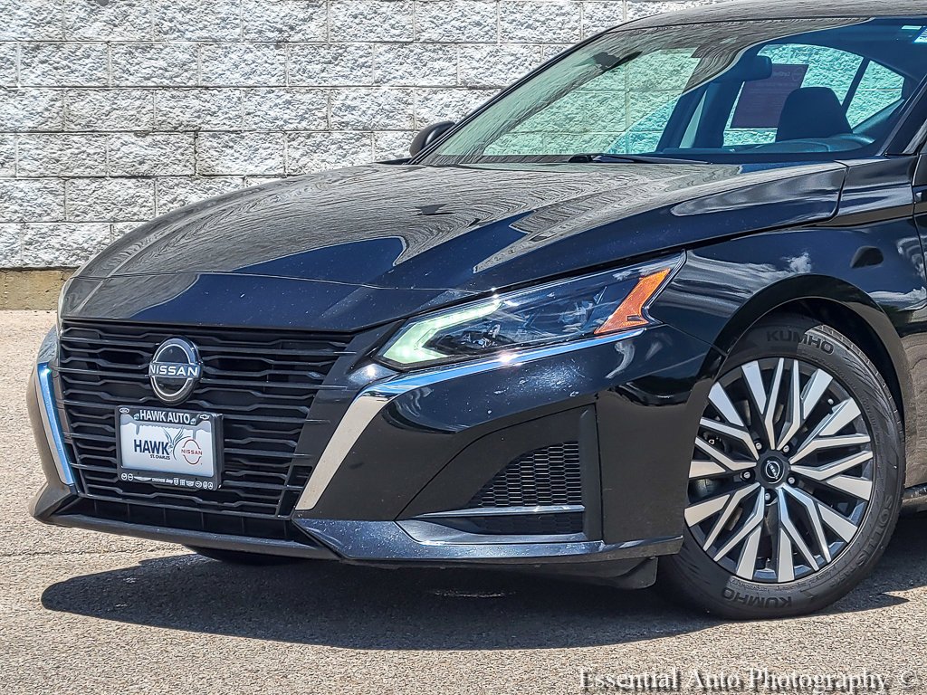 Used 2024 Super Black Nissan 2.5 SV image 2