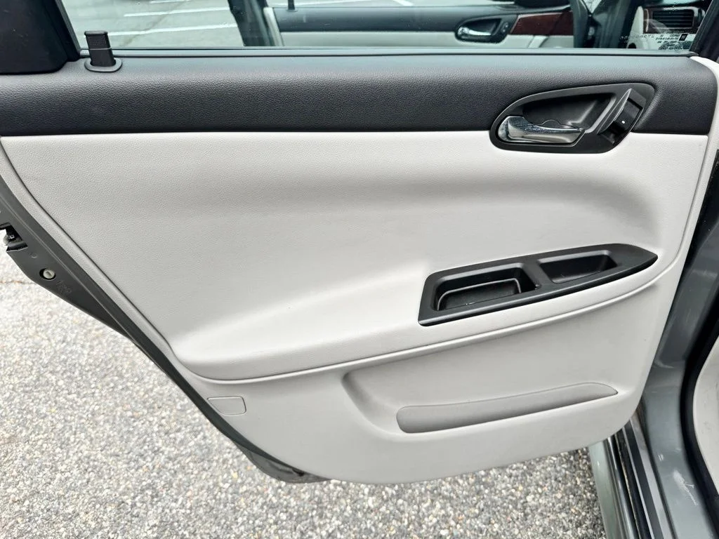 Used 2009 Silver Chevrolet LT image 12