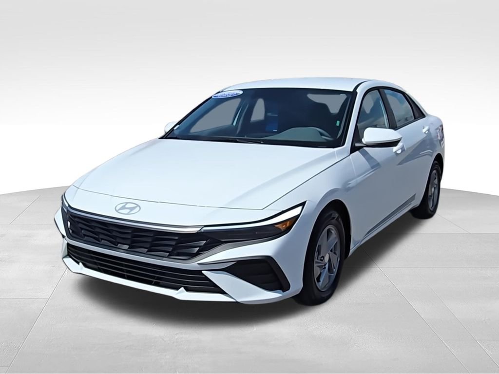 Used 2025 White Hyundai SE image 5