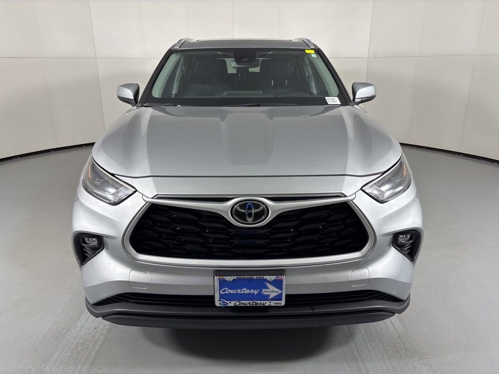 Used 2023 Silver Toyota L image 3