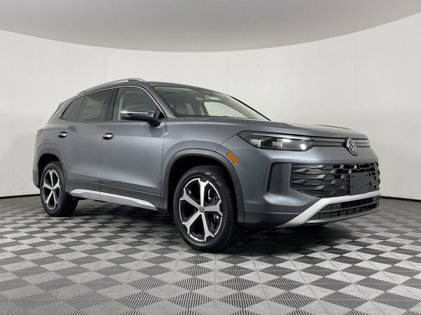 2025 Volkswagen Tiguan SE - Photo 18
