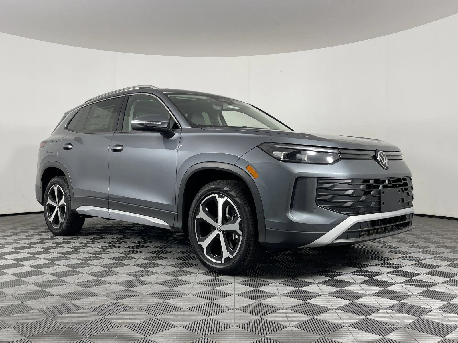 2025 Volkswagen Tiguan SE - Photo 18