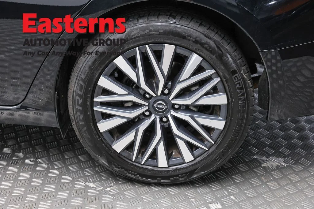 Used 2024 Black Nissan 2.5 SV image 8