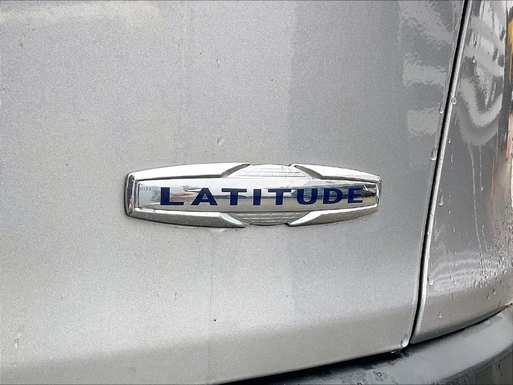 Used 2017 Billet Silver Metallic Clearcoat Jeep Latitude image 26