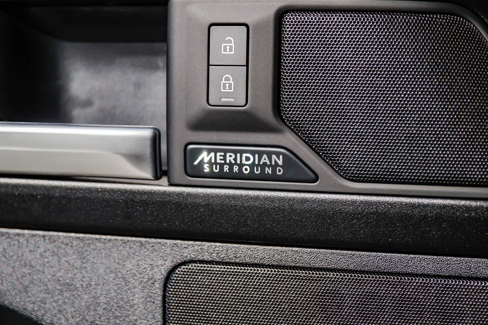 2026 Land Rover Defender V8 - Photo 18