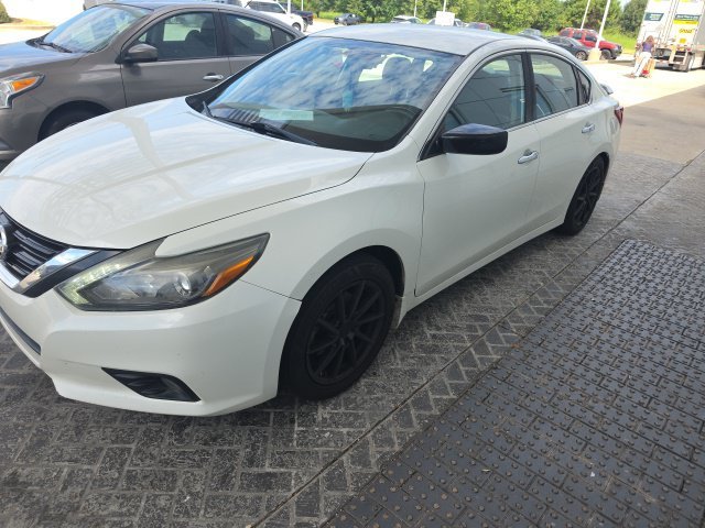 Used 2017 White Nissan 2.5 SR image 2