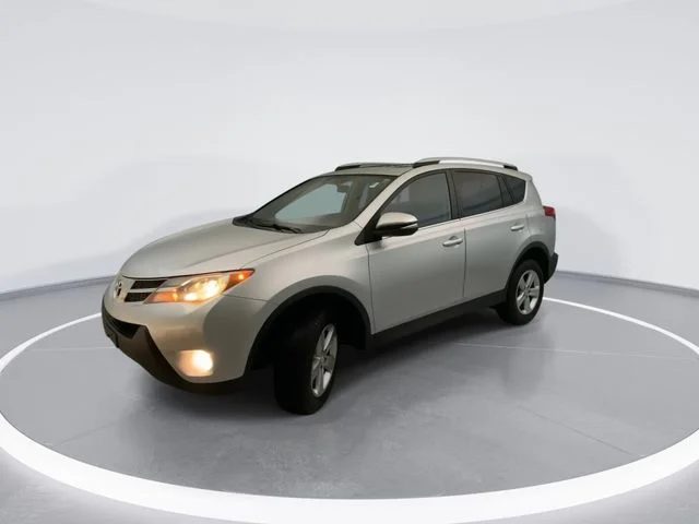 Used 2014 Silver Toyota XLE image 8