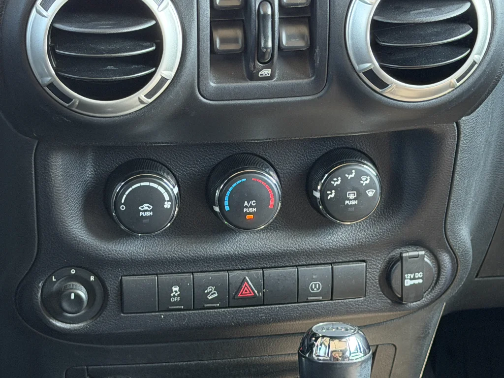 Used 2018 Bright White Clearcoat Jeep Sahara image 20