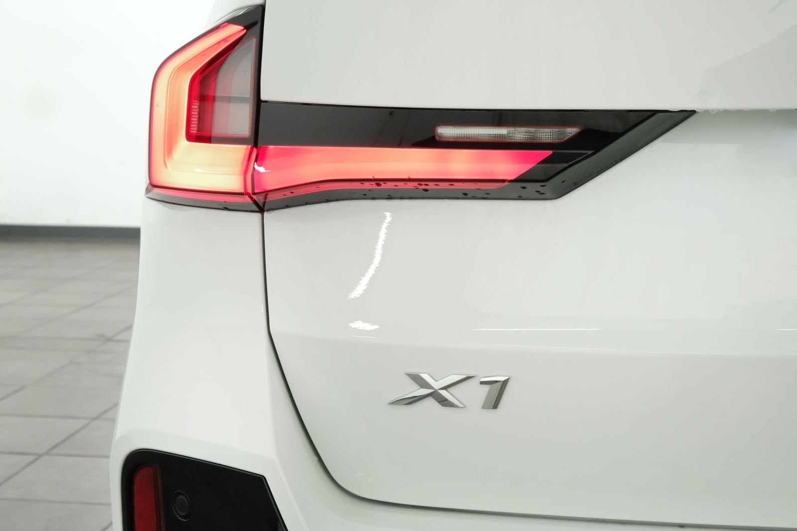 New 2027 Alpine White BMW xDrive28i image 4