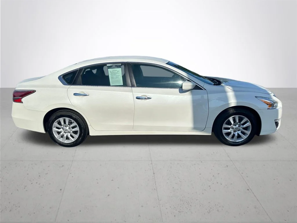 Used 2015 White Nissan 2.5 S image 6