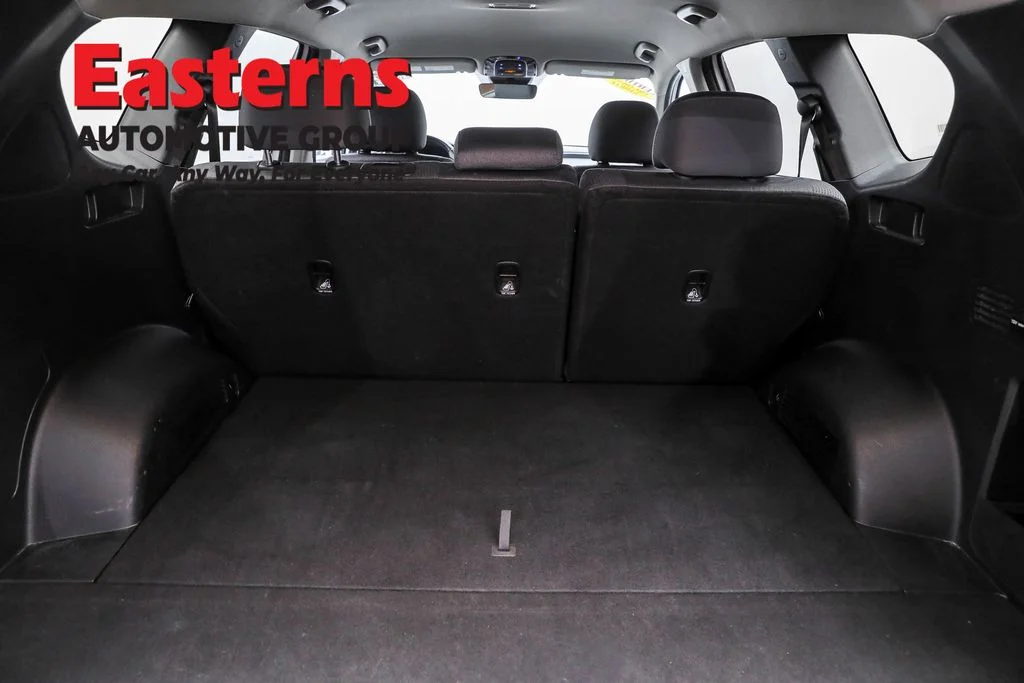Used 2023 White Hyundai SEL image 9