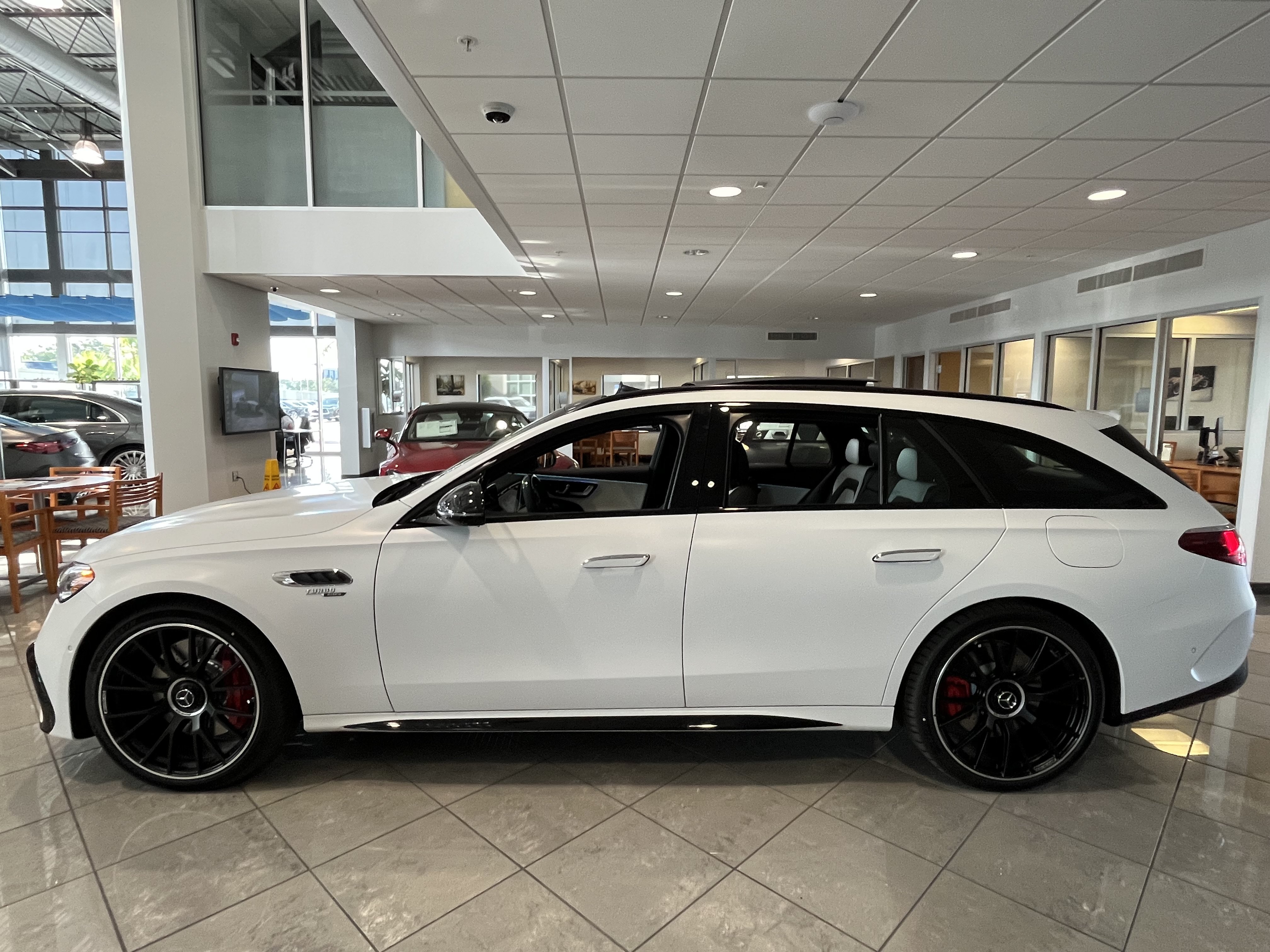 New 2026 MANUFAKTUR Moonlight White Magno Mercedes-Benz AMG® E 53 E image 2