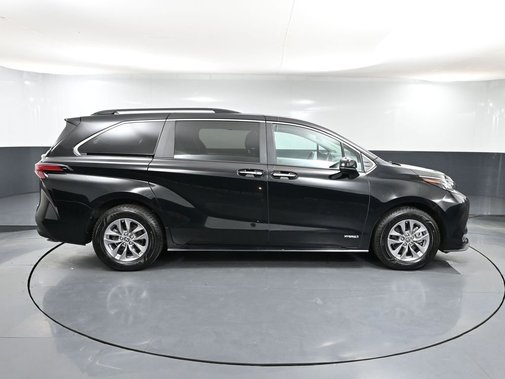 2021 Toyota Sienna XLE Premium photo 3
