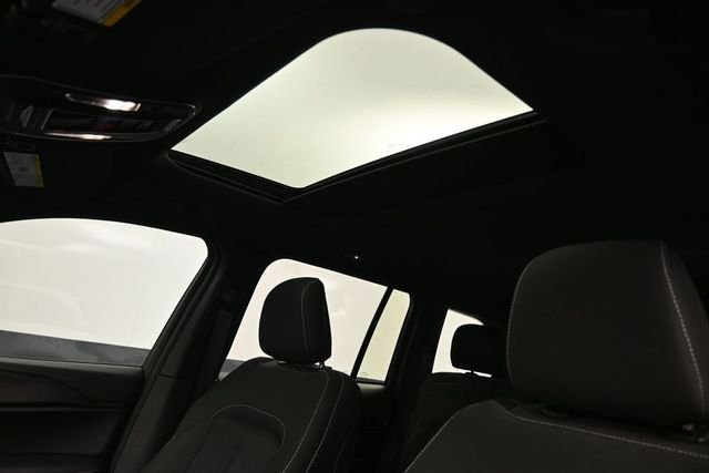 Used 2025 White/off-white Jeep Laredo image 2