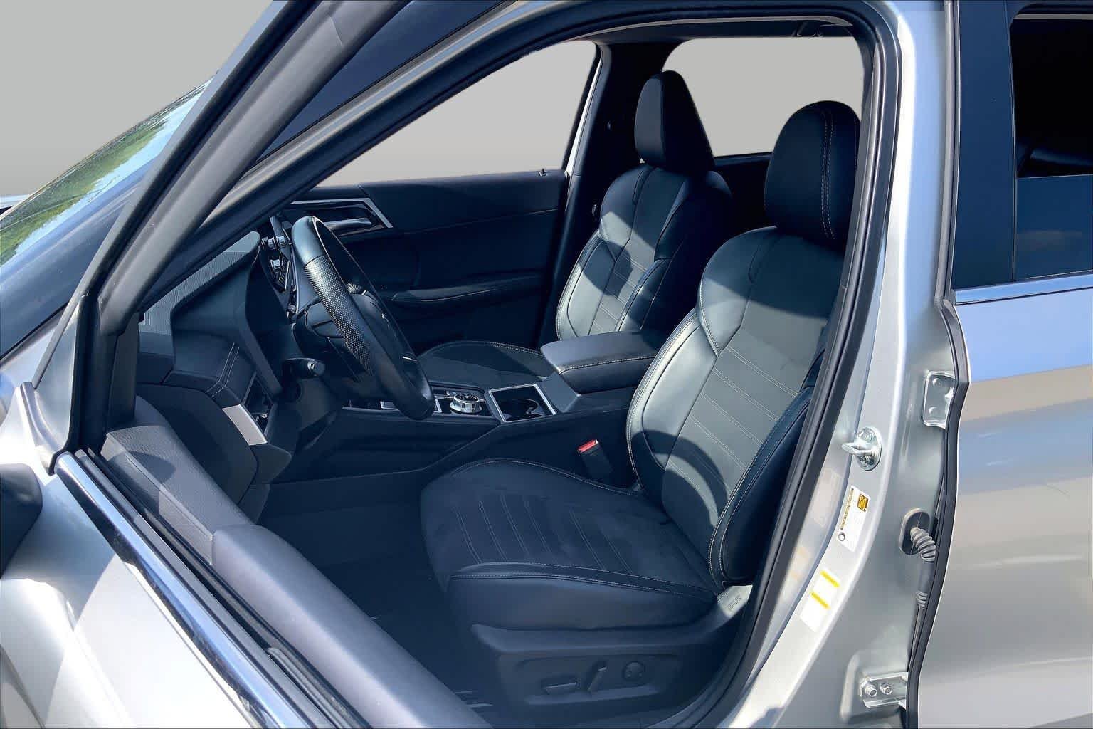 Pre-Owned 2024 Mitsubishi Outlander SE