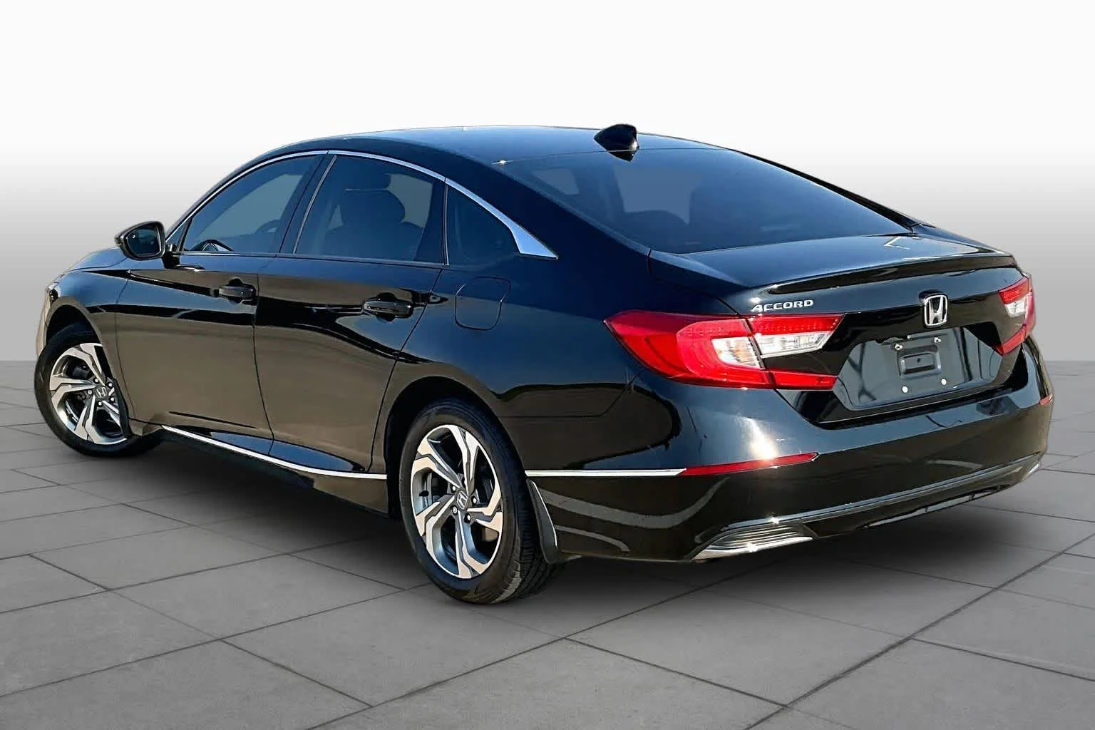 Used 2018 Crystal Black Pearl Honda EX-L 1.5T image 11