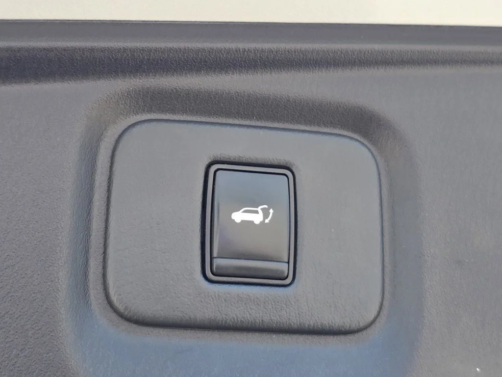 Used 2020 Brilliant Silver Metallic Nissan SL image 28
