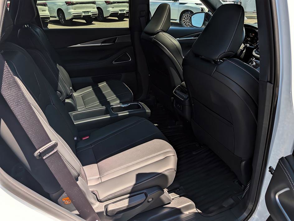 New 2027 2T RAD WHT INFINITI SPORT image 22