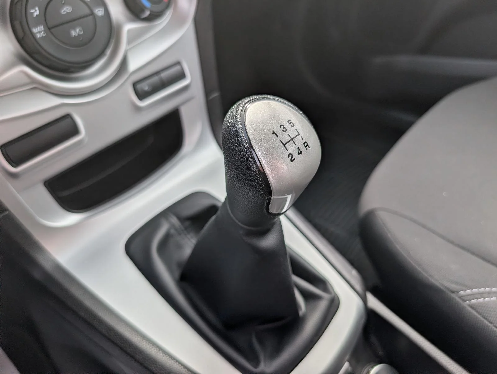 Used 2016  Ford SE image 16