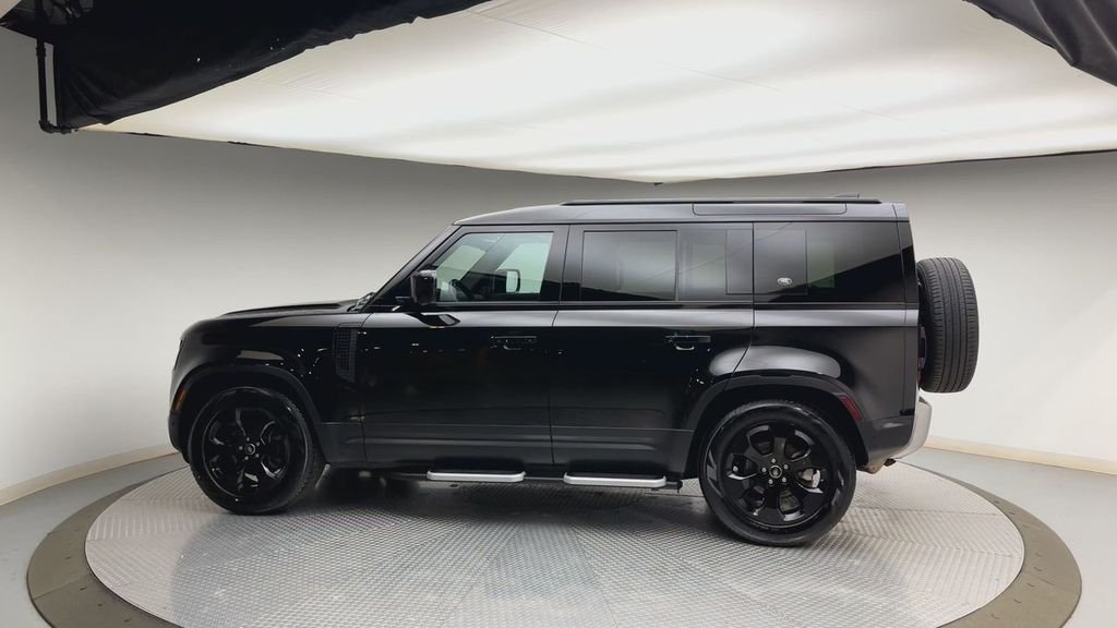 Used 2020 Santorini Black Metallic Land Rover S image 5
