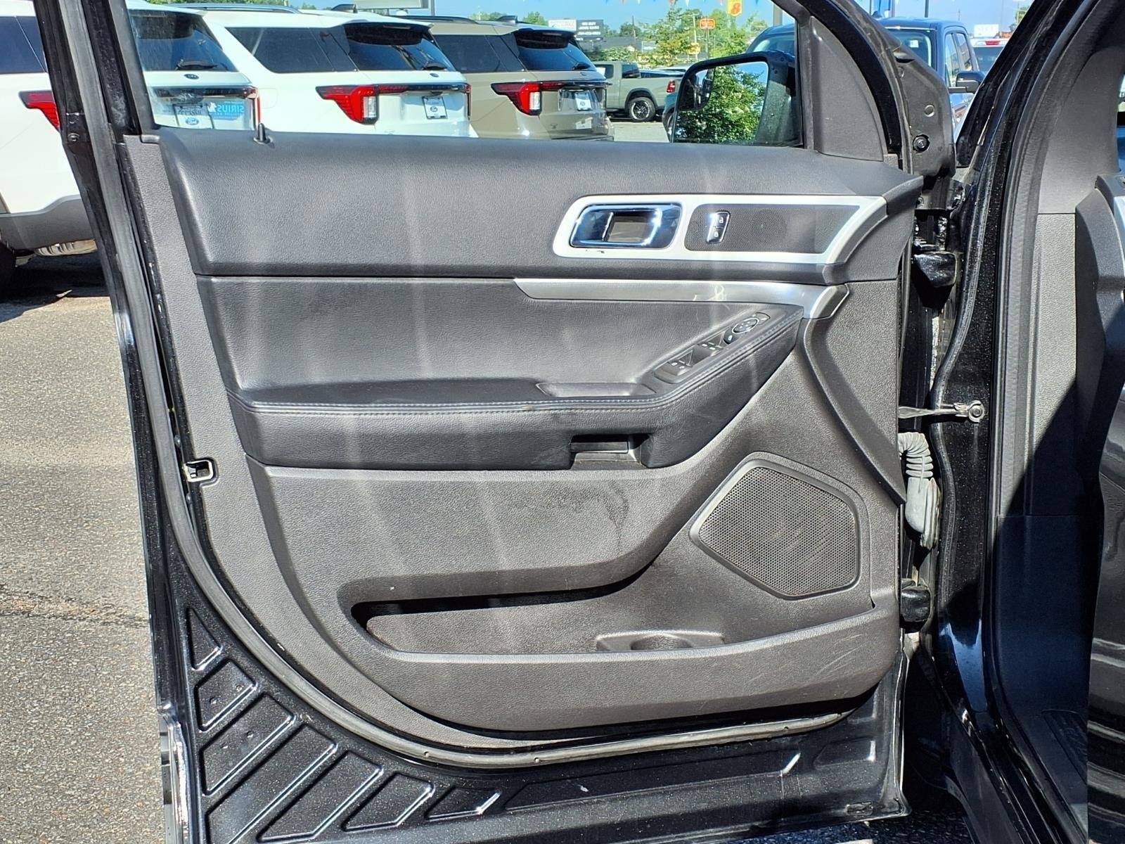 Used 2015 White Platinum Metallic Tri-Coat Ford XLT image 26
