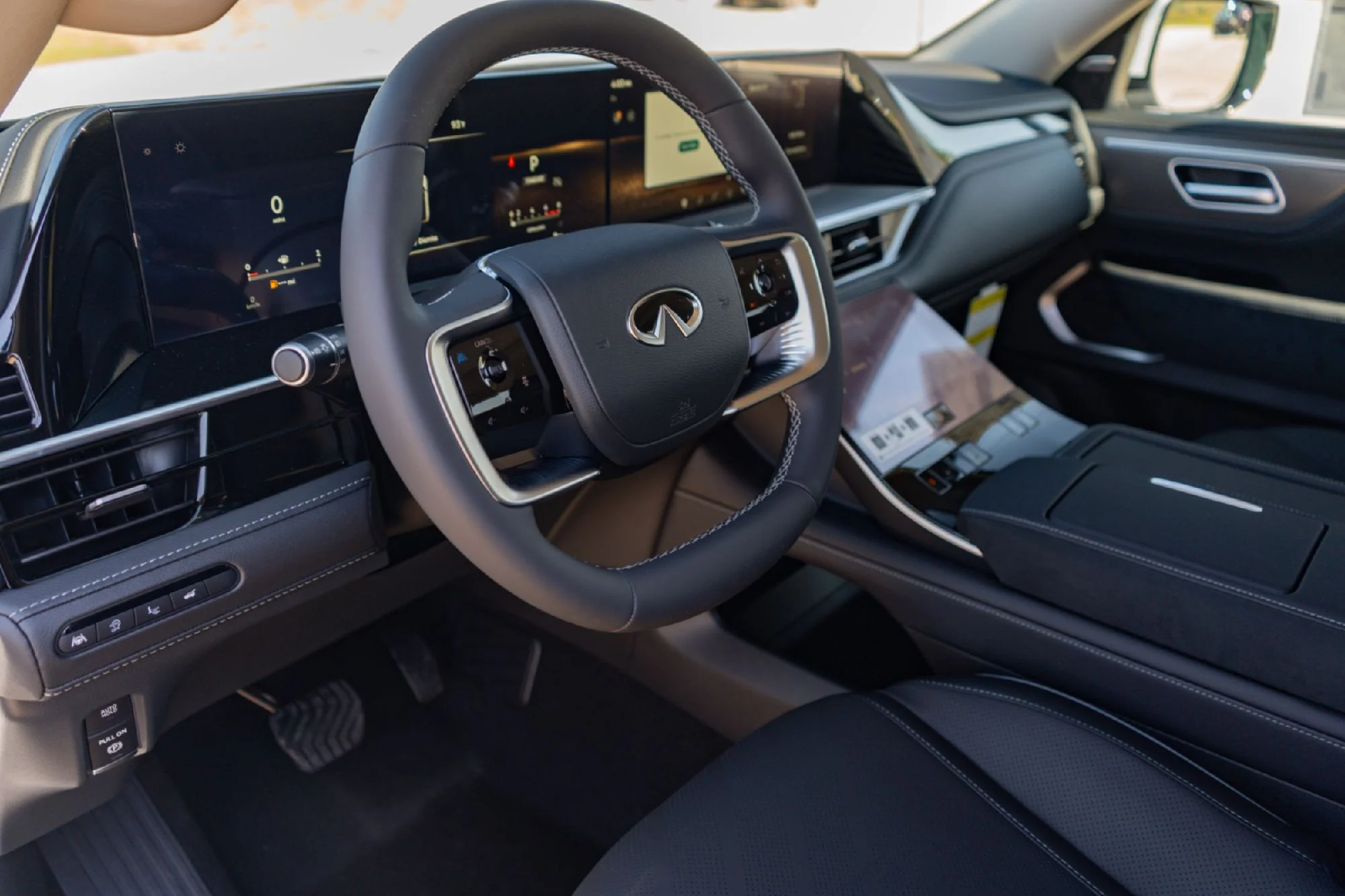 New 2027 RADIANT WHITE INFINITI Luxe 2WD image 8