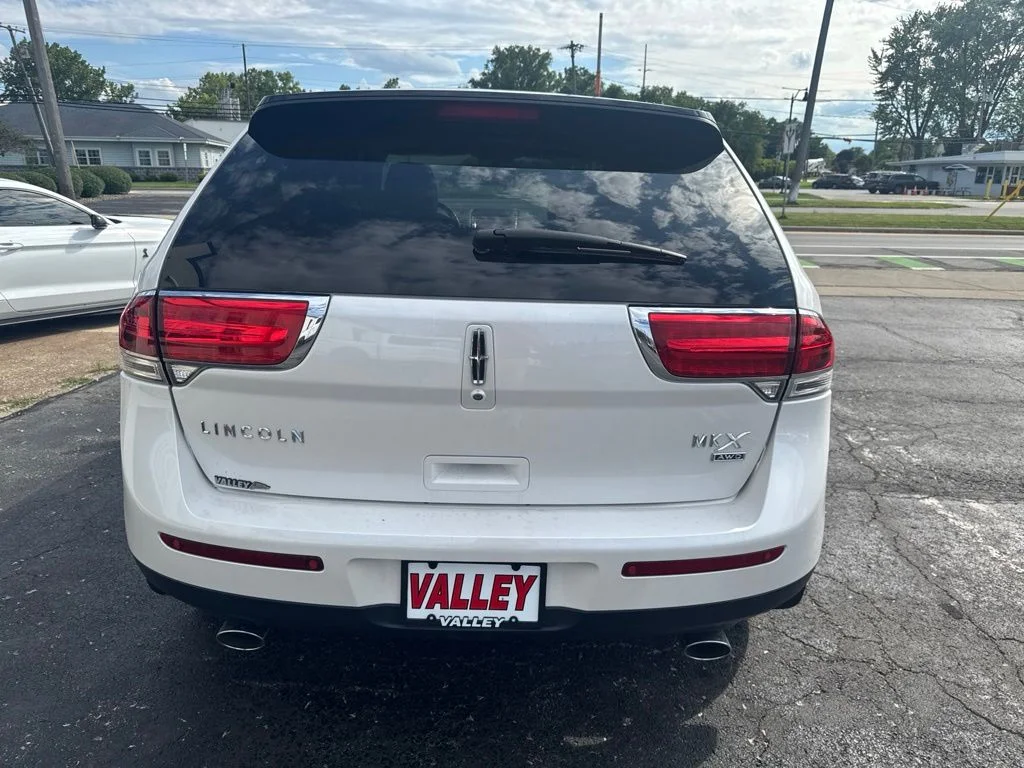Used 2015 White Lincoln Base image 4