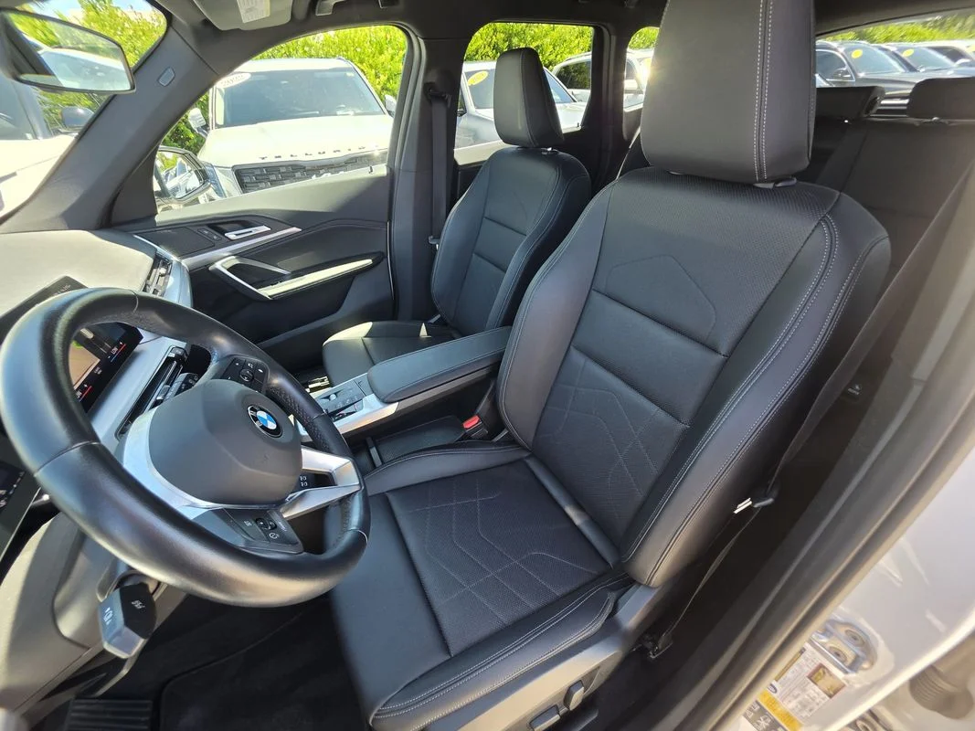 Used 2023  BMW xDrive28i image 13