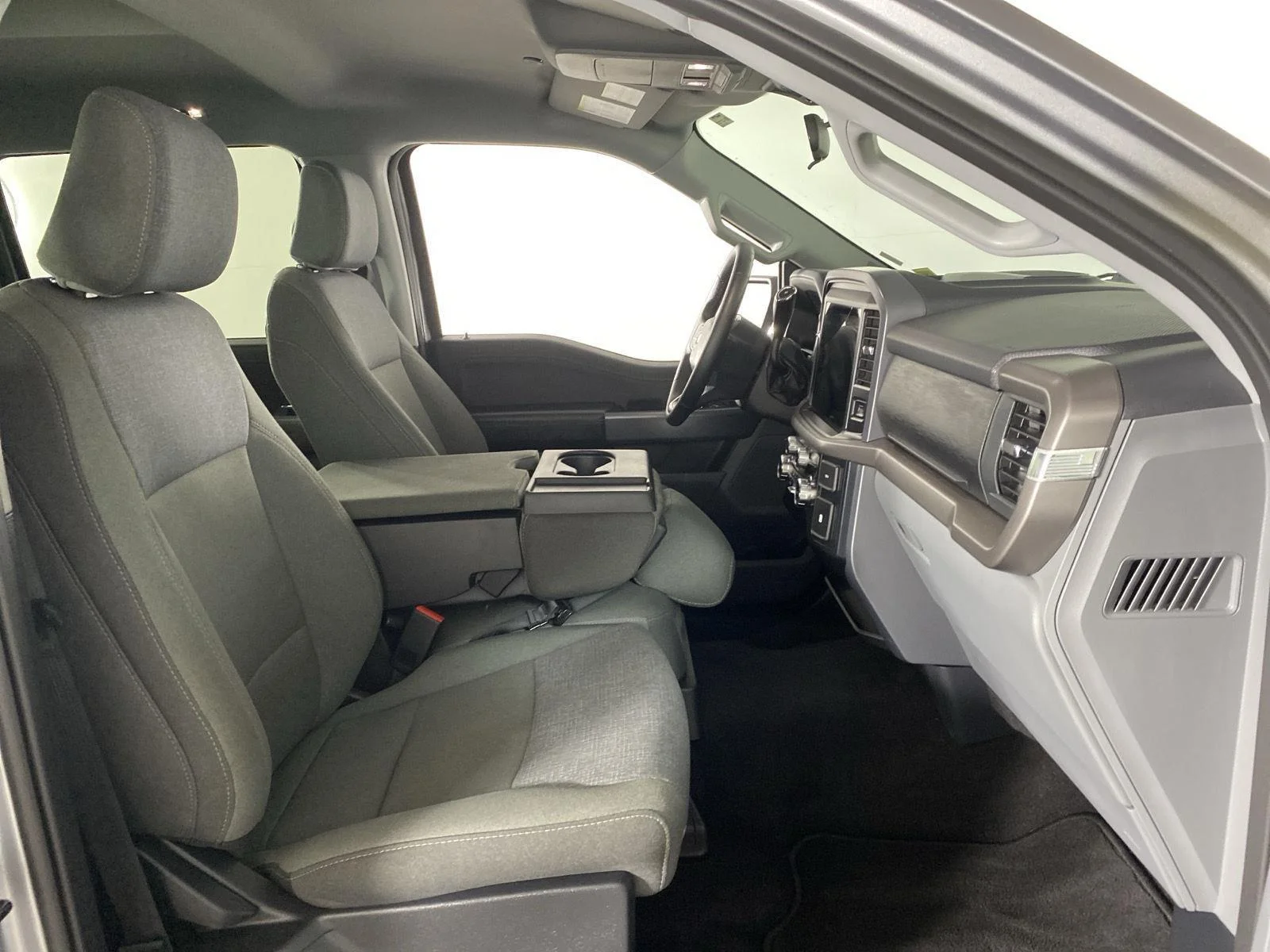 Used 2025 Iconic Silver Ford XLT image 25