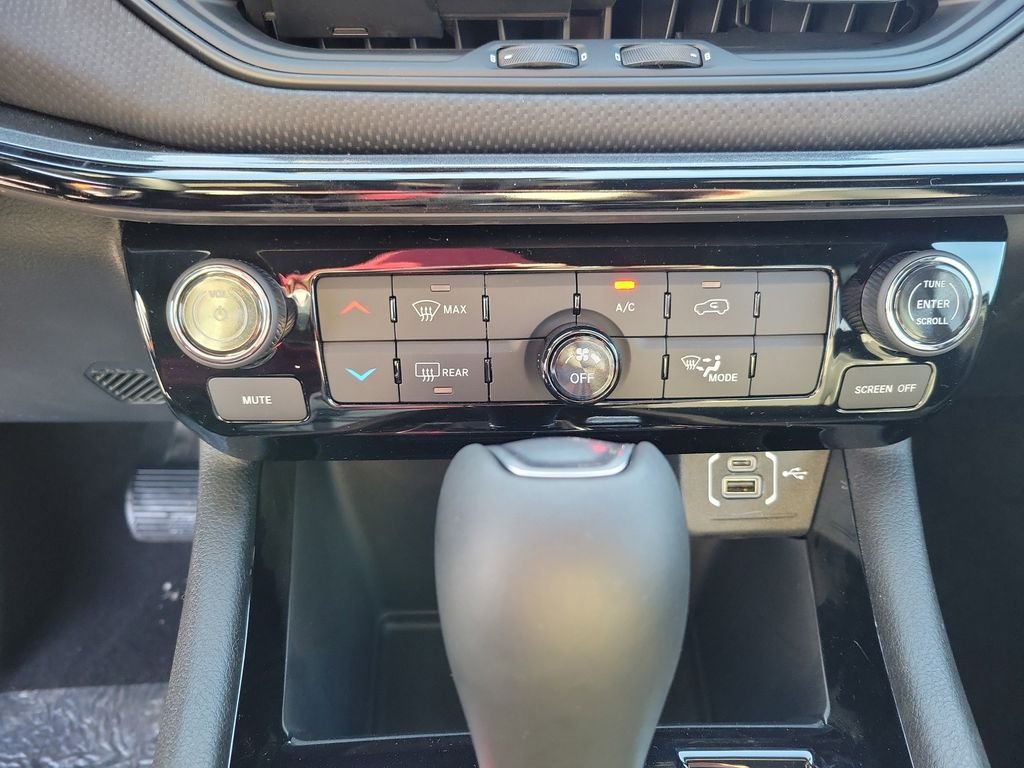 New 2026 Diamond Black Crystal Pearlcoat Jeep Latitude image 22
