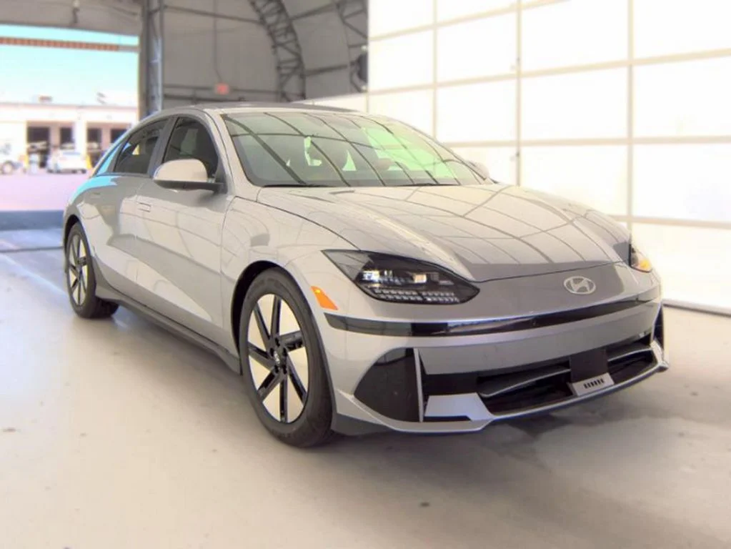 Used 2023 Silver Hyundai SE image 4