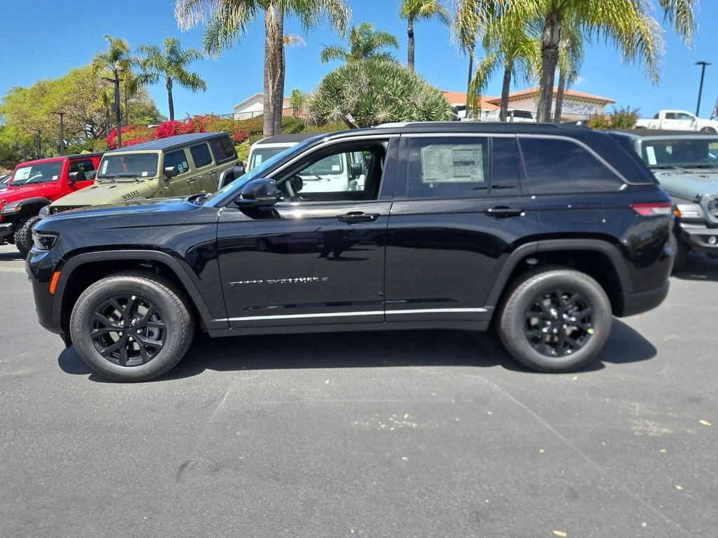 New 2026 Diamond Black Crystal Pearl-Coat Exterior Paint Jeep Altitude image 6