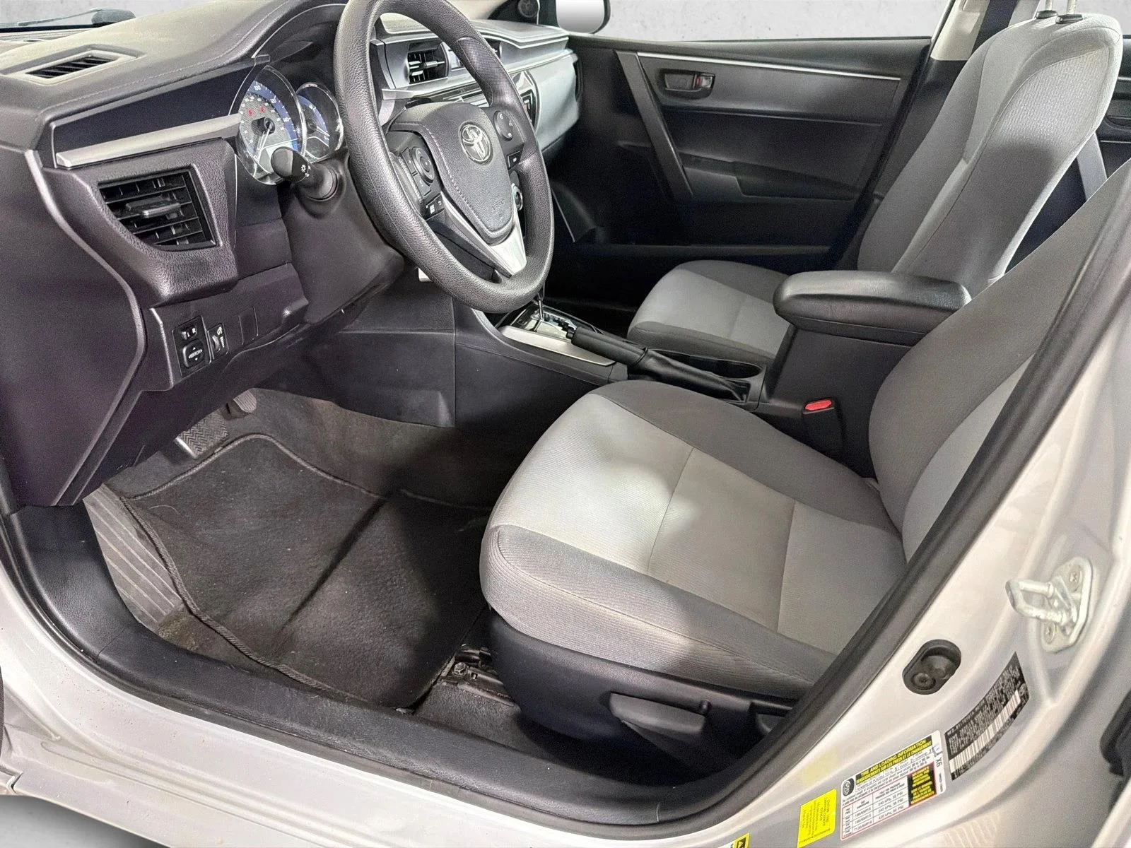Used 2016 White Toyota L image 9