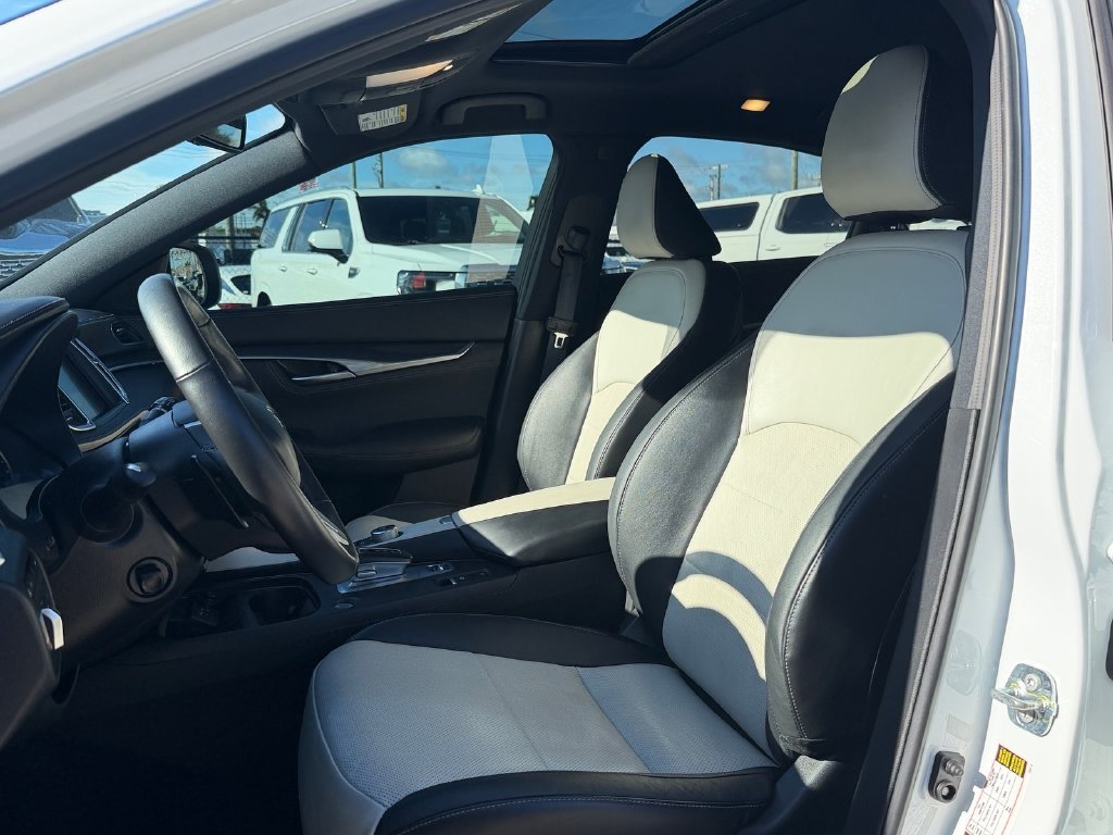 Used 2025 White INFINITI ESSENTIAL image 9