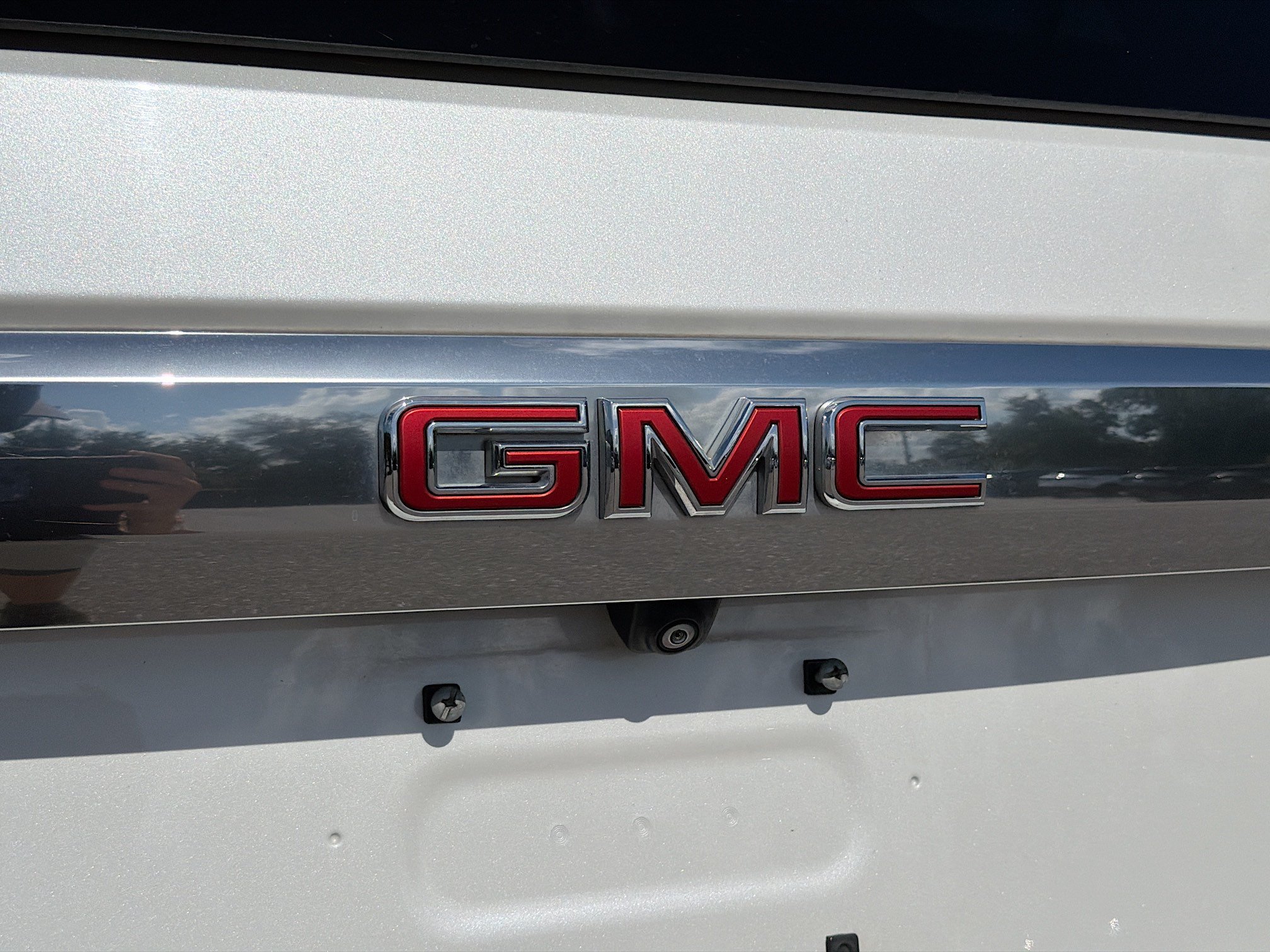 Used 2022 White Frost Tricoat GMC Denali image 11