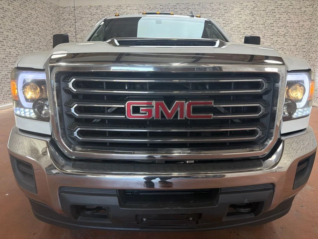Used 2018 Summit White GMC Base image 2