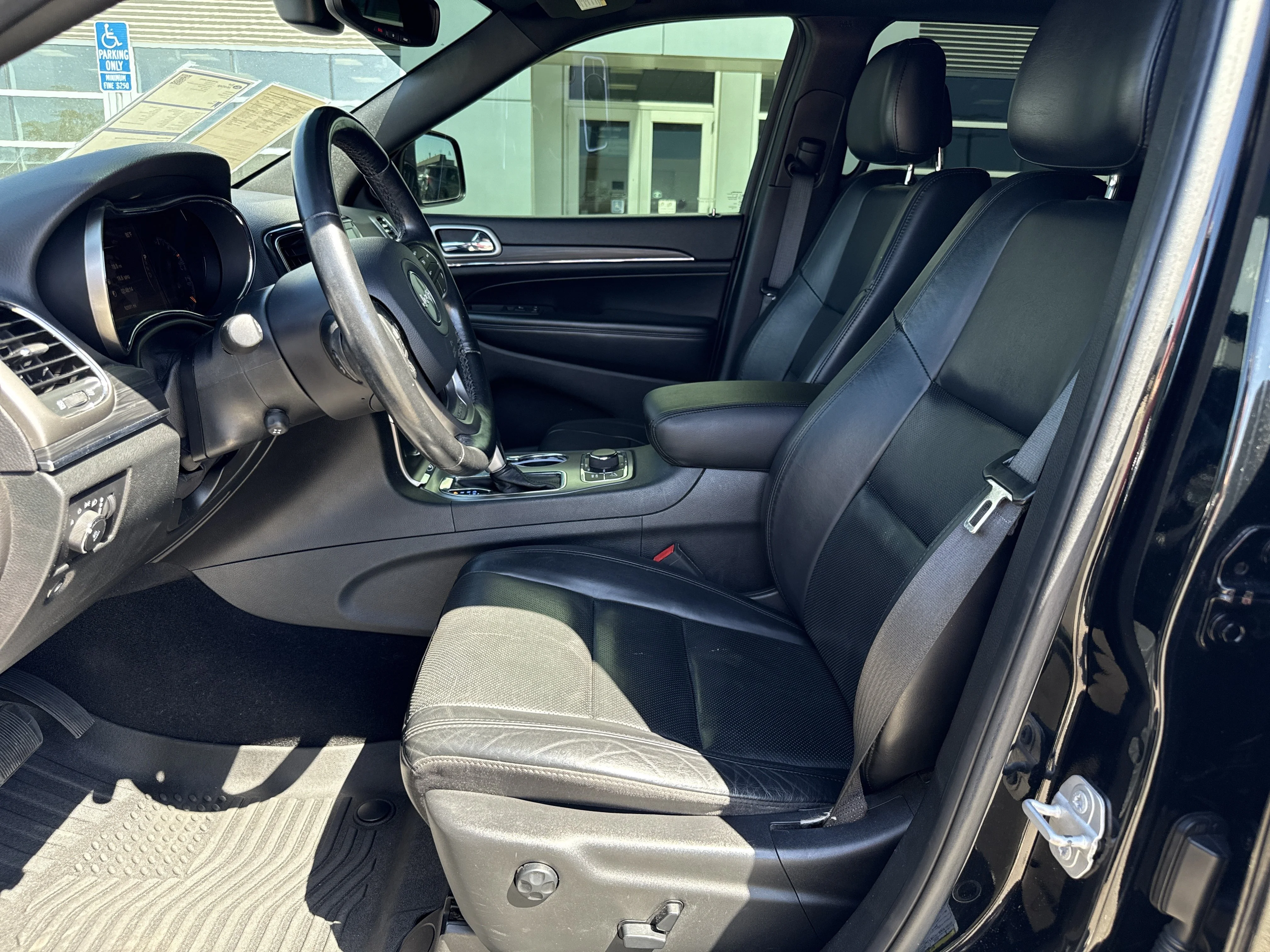 Used 2020 Diamond Black Crystal Pearlcoat Jeep Limited image 12