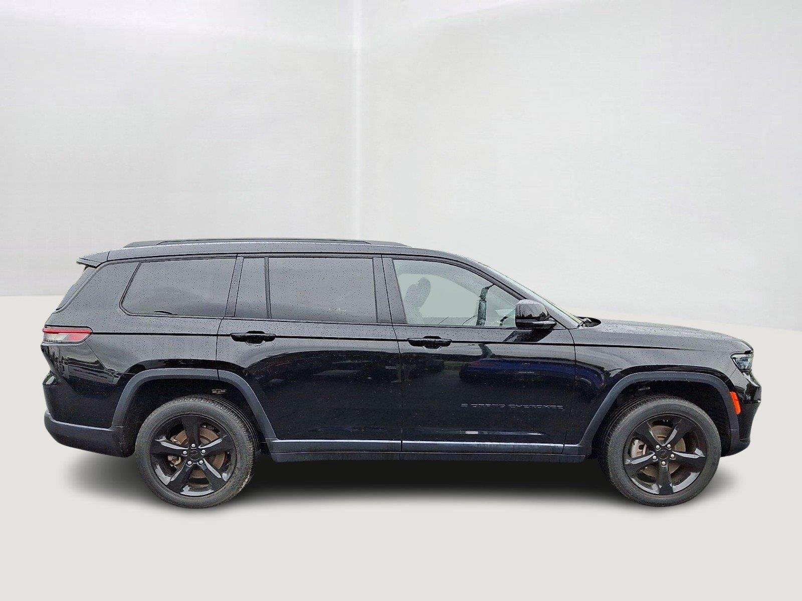 Used 2023 Diamond Black Crystal Pearlcoat Jeep Altitude X image 7