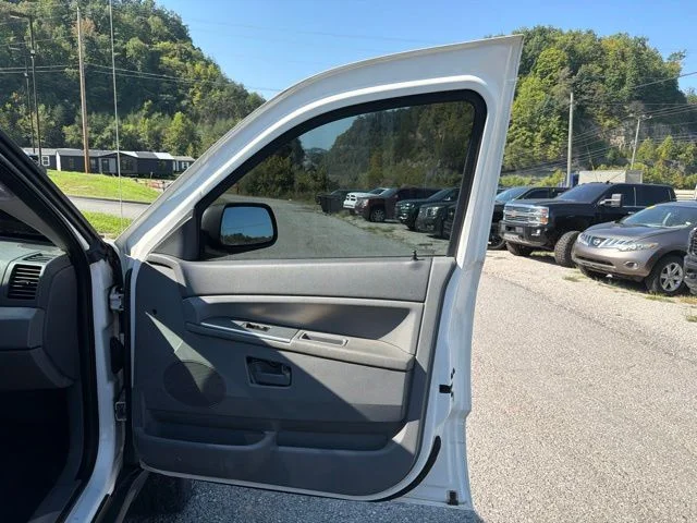 Used 2005 White Jeep Laredo image 22