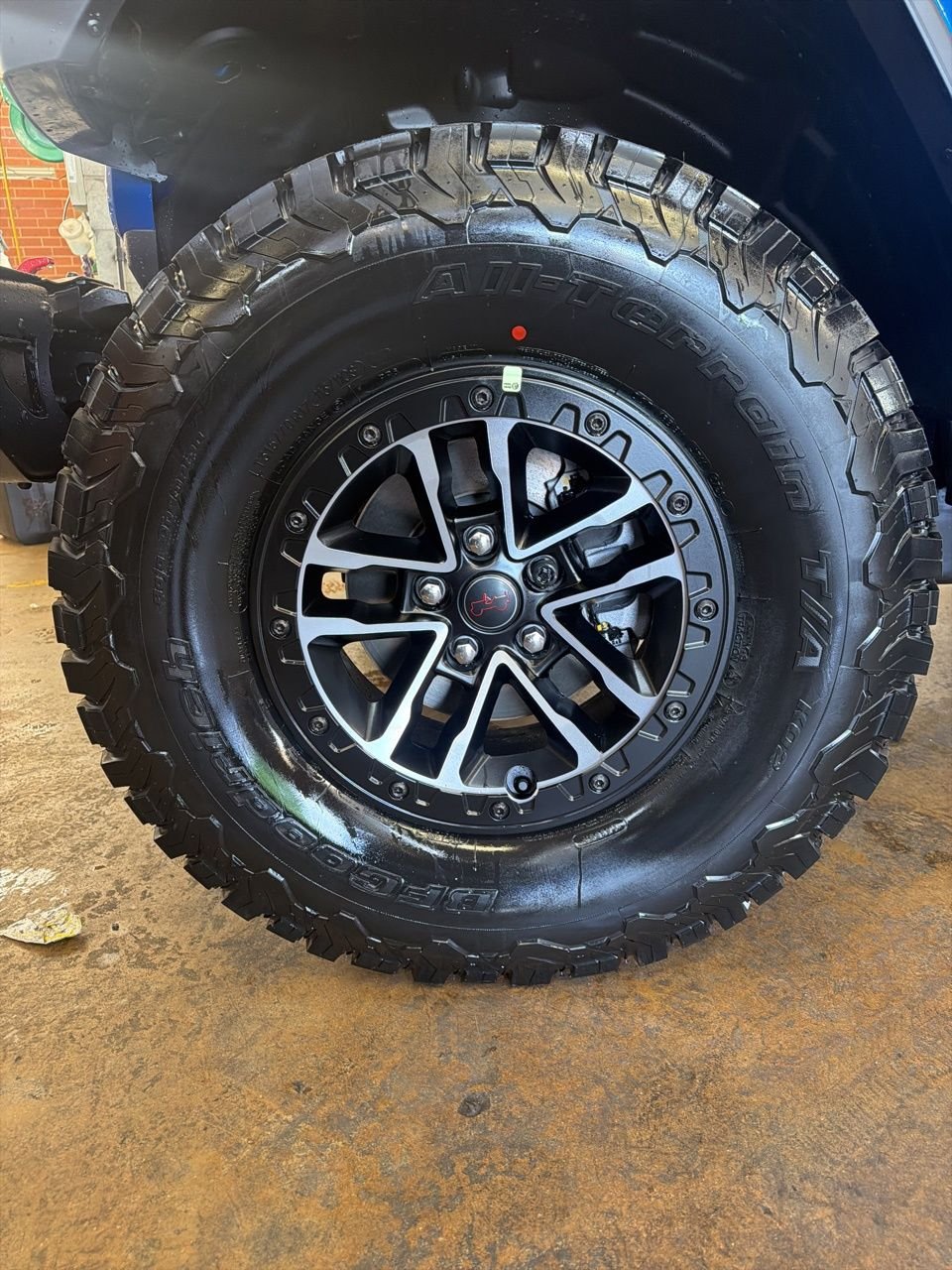 New 2026 Hydro Blue Pearl-Coat Exterior Paint Jeep Rubicon X image 10
