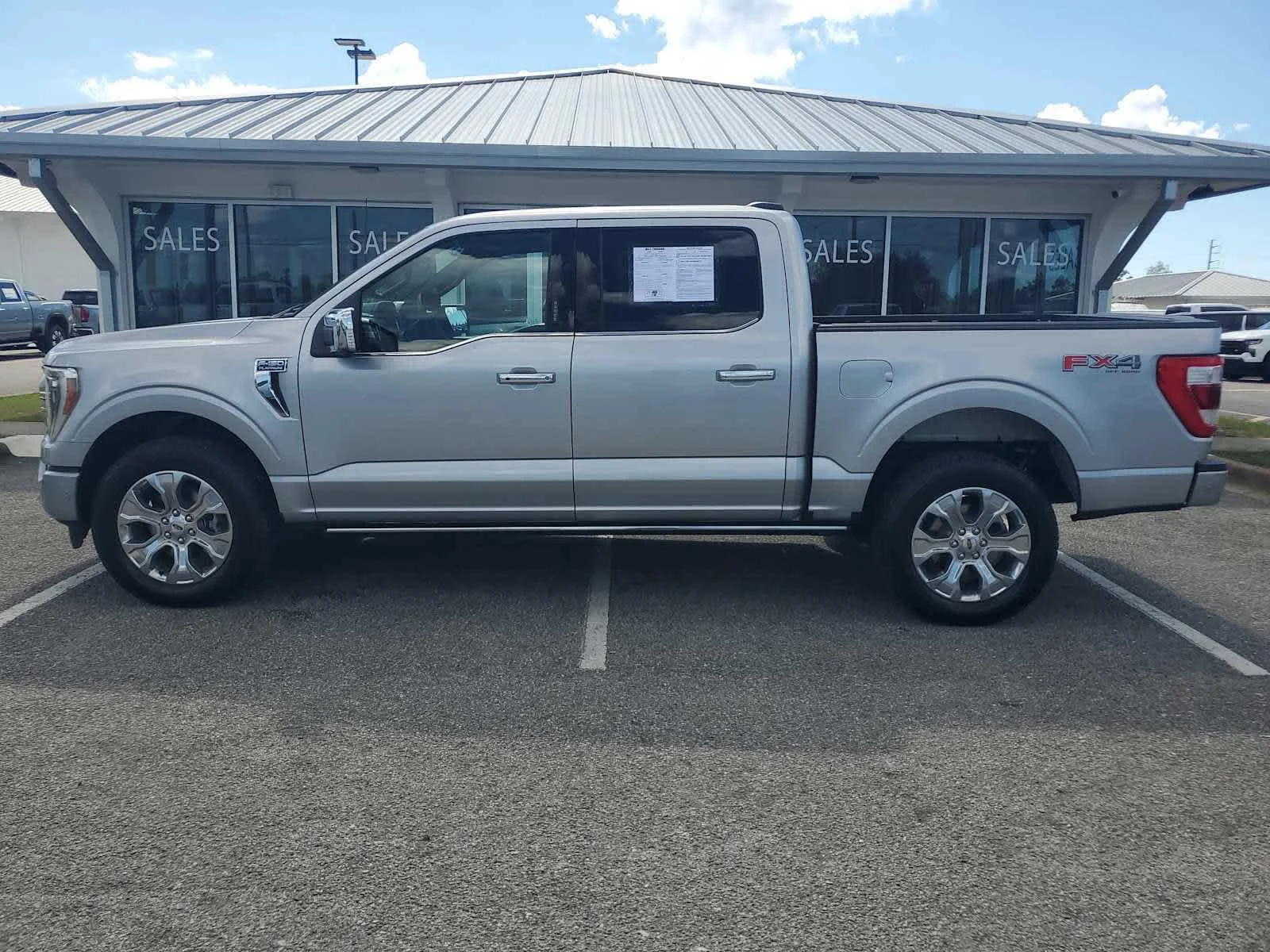 Used 2023  Ford XL image 2