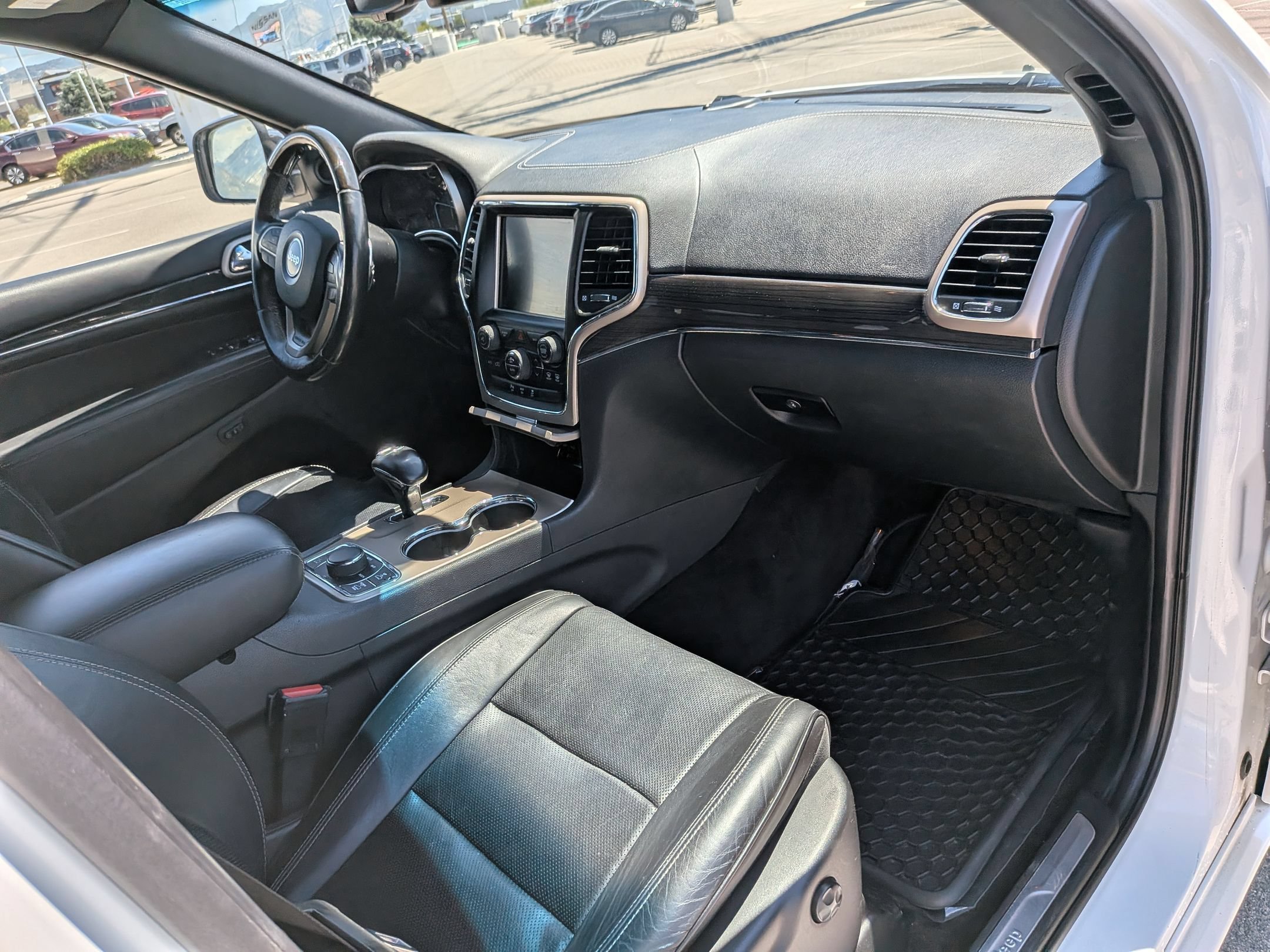 Used 2015 Bright White Clearcoat Jeep Overland image 33
