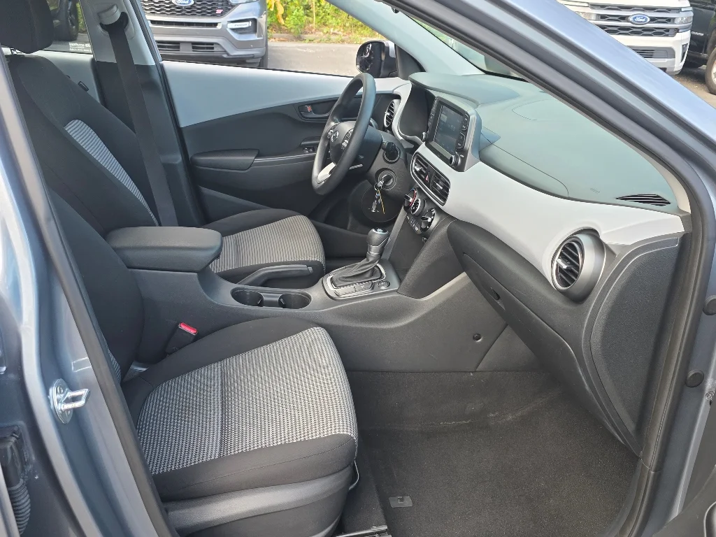 Used 2020 Sonic Silver Hyundai SE image 22