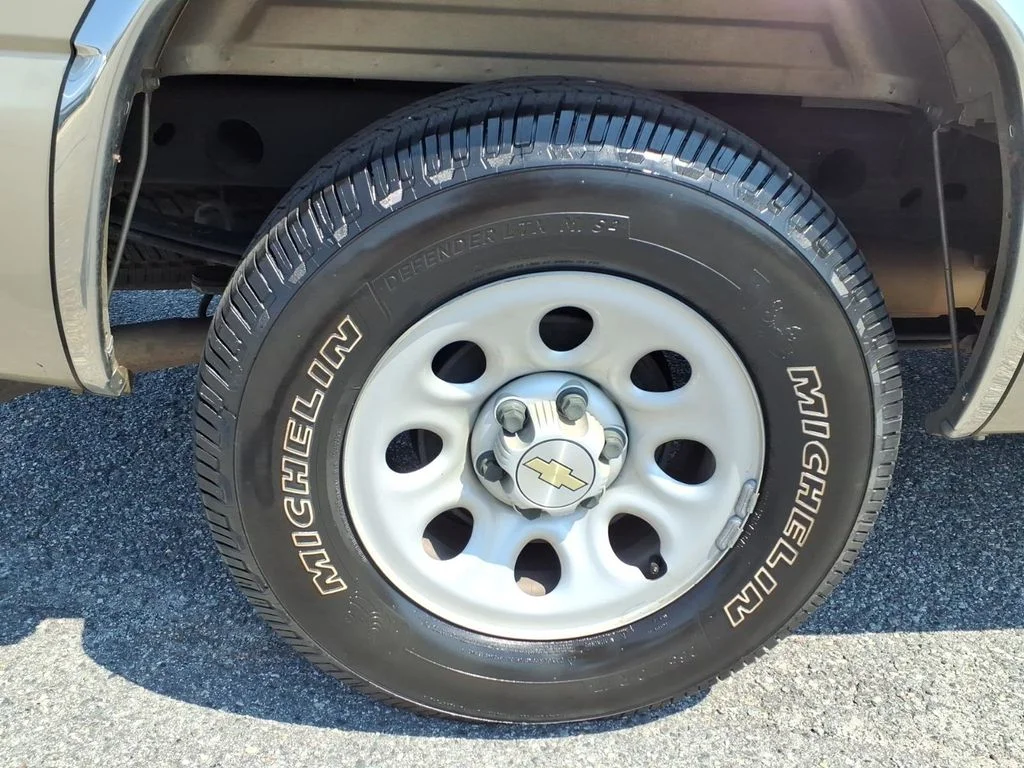 Used 2005 Beige Chevrolet Work Truck image 25