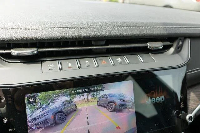New 2026 Diamond Black Crystal Pearlcoat Jeep Laredo image 22