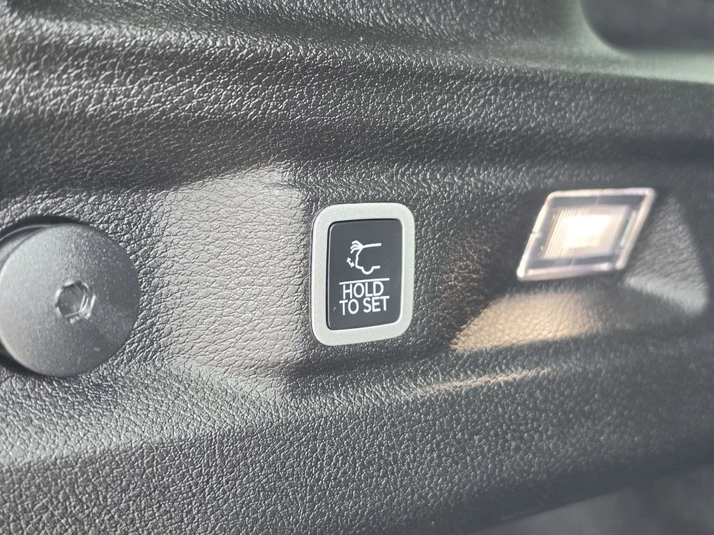 Used 2025 Diamond Black Jeep Altitude X image 10