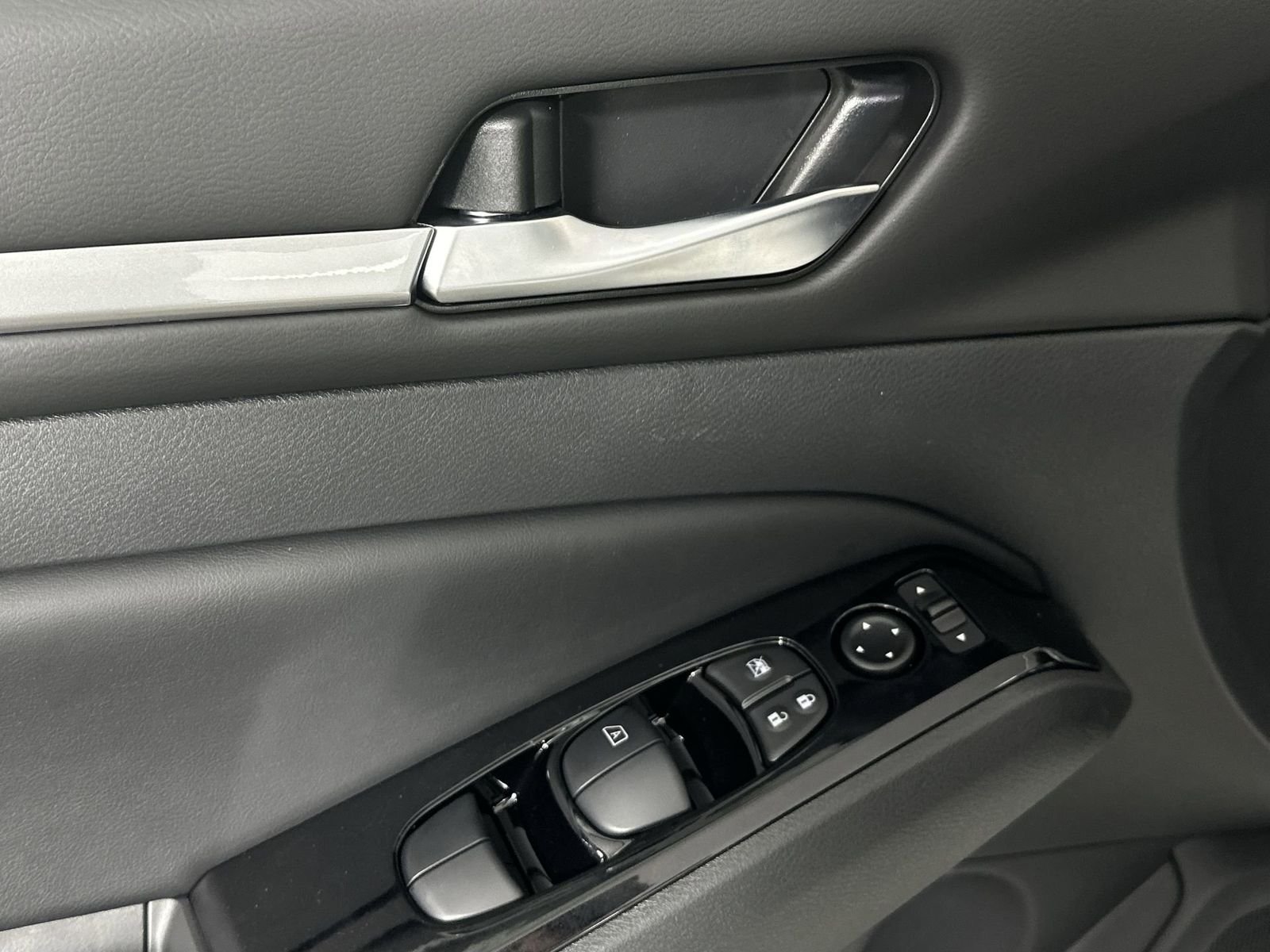 2025 Nissan Altima SR - Photo 13