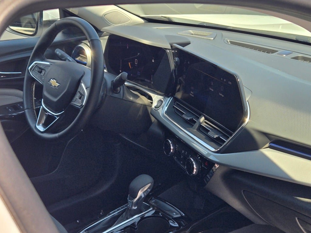 2025 Chevrolet Trax LT - Photo 7